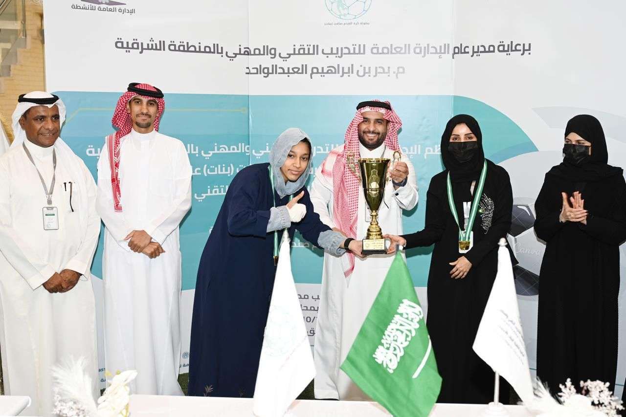فتيات مكة المكرمة يحققن كأس التدريب التقني لكرة القدم للصالات