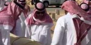 شاهد.. لحظات تشييع ودفن الأمير ⁧‫بدر بن عبدالمحسن‬⁩ في مقبرة ⁧‫العود‬⁩ بالرياض - نايل 360