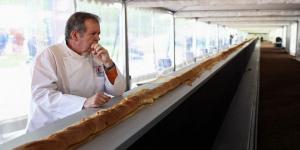 خبازون فرنسيون يعدون أطول رغيف خبز فرنسي بالعالم متفوقين على إيطاليا - نايل 360