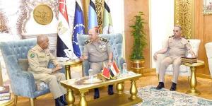 الفريق أسامة عسكر يلتقى رئيس هيئة الأركان بقوة دفاع البحرين - نايل 360