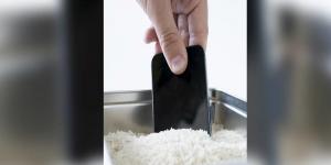 الأرز وسيلة فعالة لإنقاذ الهاتف بعد سقوطه في الماء.. ماذا تقول أبل وسامسونج عن هذا الاعتقاد؟ - نايل 360