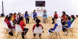 براعم «الشارقة القرائي للطفل» يختبرون متعة الغناء في «مدرسة المواهب» - نايل 360