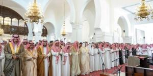 نائب أمير الرياض يؤدي صلاة الميت على والدة الأمير سلطان بن محمد بن عبدالعزيز - نايل 360