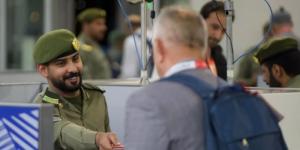 جوازات مطار الأمير محمد بن عبدالعزيز الدولي تستقبل أولى رحلات ضيوف الرحمن من تركيا - نايل 360