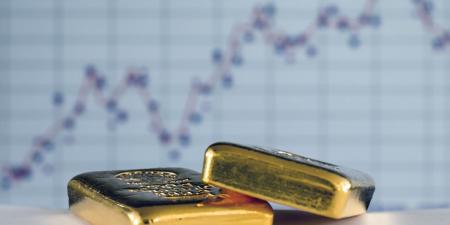 الذهب يتراجع وسط ارتفاع الدولار وتقييم المتعاملين لموعد خفض الفائدة - نايل 360