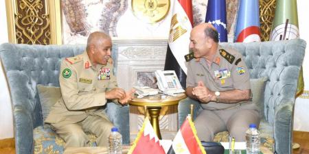 الفريق أسامة عسكر يلتقى رئيس هيئة الأركان بقوة دفاع البحرين - نايل 360