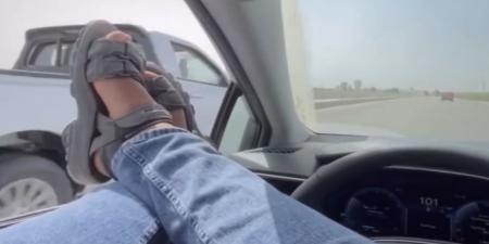 ضبط صاحب فيديو قيادة سيارة بحركات استعراضية على الطريق السريع - نايل 360