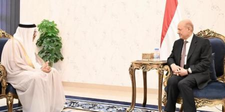 أول وزير خليجي يزور اليمن منذ بدء الحرب.. والرئيس العليمي يستقبله في عدن.. ما وراء الزيارة النوعية؟ - نايل 360