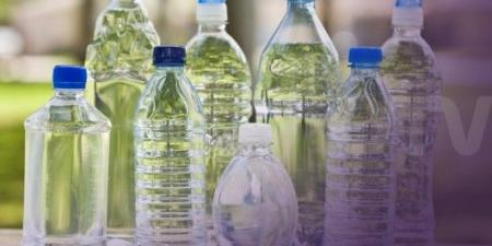 لماذا يجب تجنب شرب الماء من زجاجة بلاستيكية خصوصا في …? - نايل 360