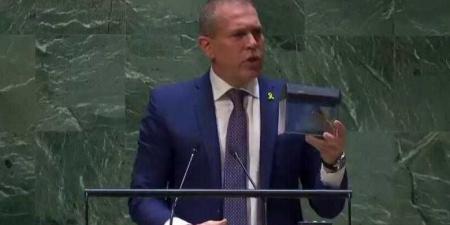 شاهد.. سفير الاحتلال يمزّق ميثاق الأمم المتحدة: هذا الرئيس القادم لدولة فلسطين (فيديو) - نايل 360