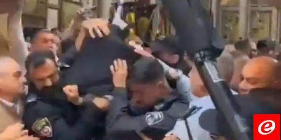 الشرطة الإسرائيلية اعتقلت حارس القنصل اليوناني بالقدس بعد الاعتداء عليه داخل كنيسة القيامة - نايل 360