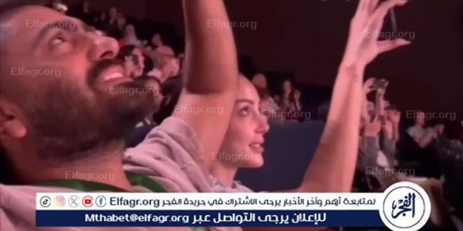 برفقة طليقته.. تامر حسني يدعم ابنته في حفل تخرجها "عقبال الجامعة" - نايل 360