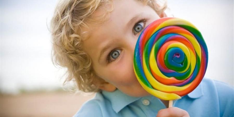 خطوات لمساعدة طفلك فى التخلص من  اكل السكريات - نايل 360