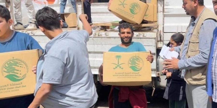 مركز الملك سلمان للإغاثة يوزع 6.500 سلة غذائية للمتضررين في قطاع غزة - نايل 360