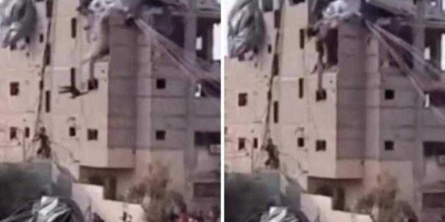 انهار بهم سقف المبنى.. شاهد.. سقوط فلسطينيين من أعلى سطح عمارة أثناء محاولتهم الحصول على المساعدات في غزة - نايل 360