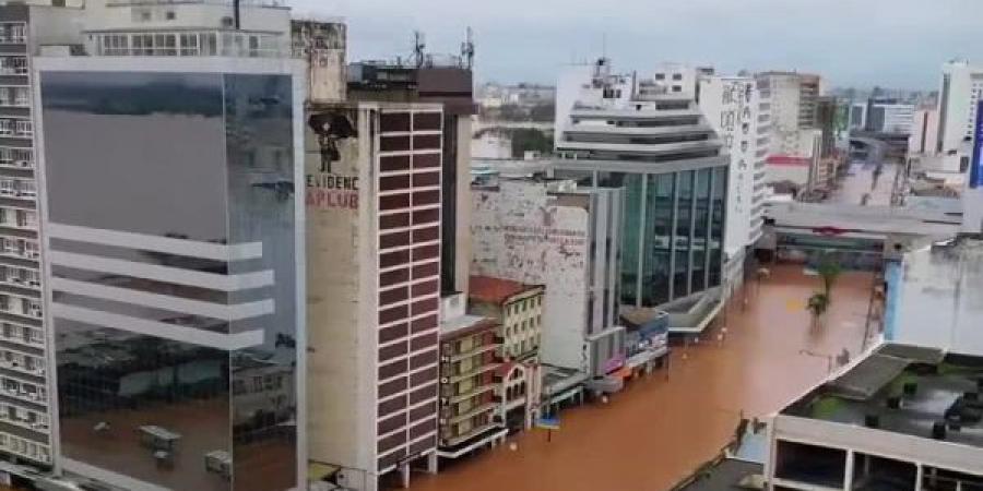 "المياه غمرت أحياء كاملة"..  مشاهد جوية ترصد حجم الدمار الذي خلفته الفيضانات جنوب البرازيل - نايل 360